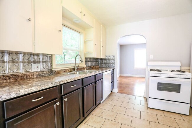 Building Photo - Very CHARMING 2 bed 1 bath HOME DOWNTOWN S...