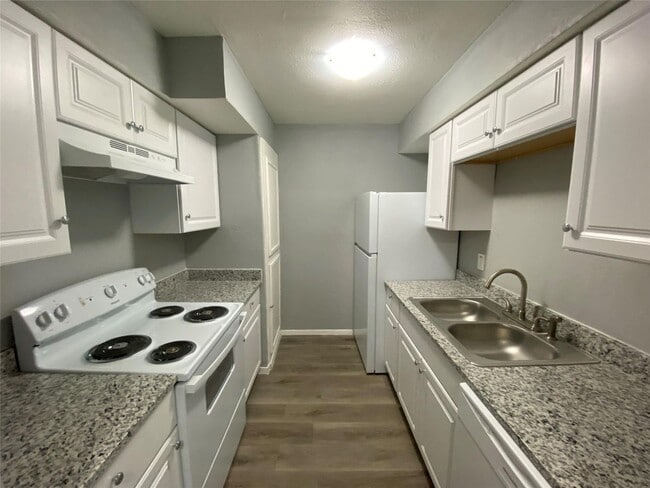 Building Photo - Spacious Loft in Gated Community!