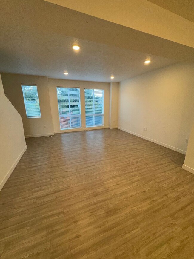 Building Photo - Move In Before School Starts! 4 Weeks Free + $0 Down Deposit OAC | 3 Bed Townhome in South Ogden