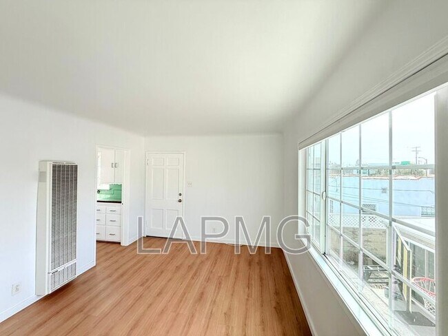 Foto del edificio - 230-232 Rennie Avenue