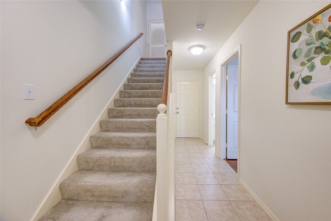 Building Photo - 830 W Heights Hollow Ln