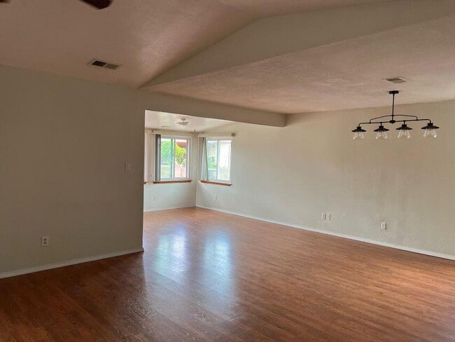 Building Photo - 4685 Quartz Dr NE