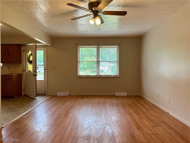 Foto del edificio - 4827 Dunsmore Ave
