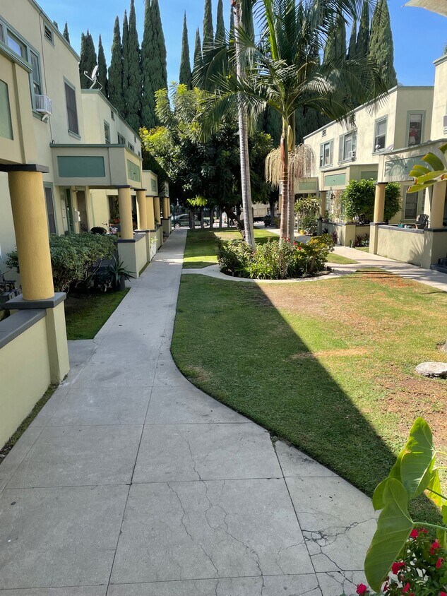 Court Yard - 1730 Wilcox Ave