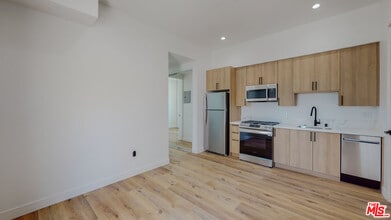 Building Photo - 4460 W Maplewood Ave