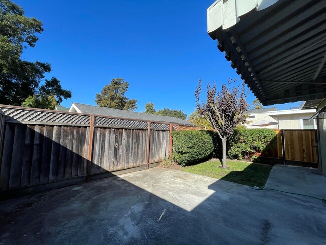 Foto del edificio - Sunny Seabright 2Bd/1Ba Duplex with Garage...