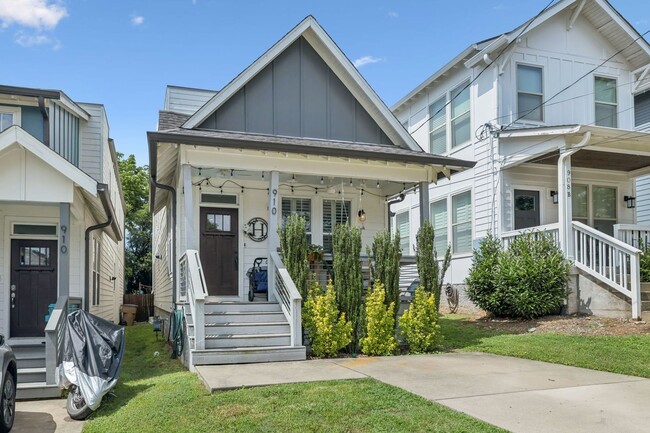 Foto del edificio - Welcome to your new East Nashville retreat...