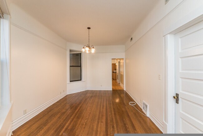 Foto del edificio - 907 W Addison St