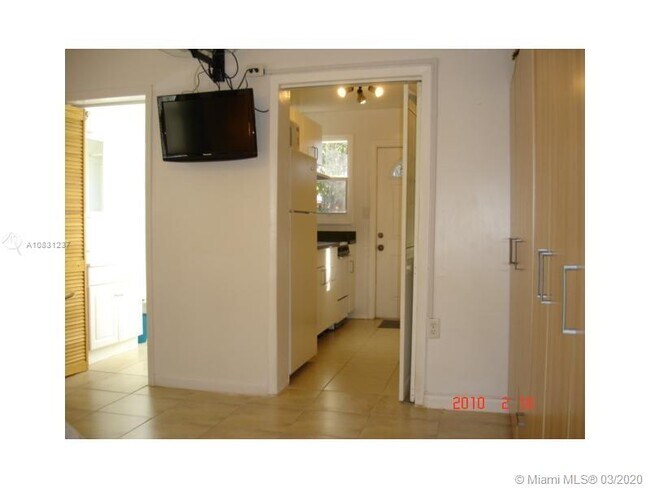 Foto del edificio - 6852 SW 10th St