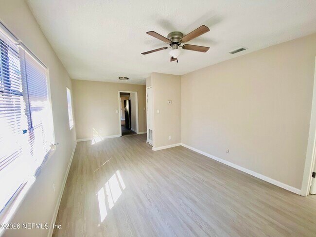 Foto del edificio - 1737 W 24th St