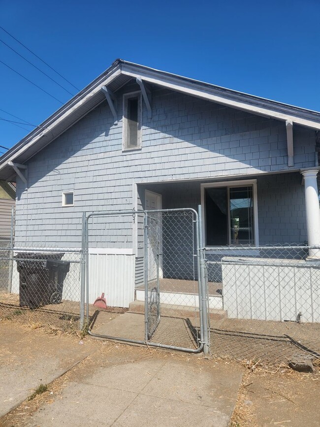 Building Photo - 607 E Walnut St
