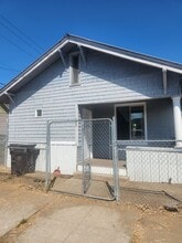 Building Photo - 607 E Walnut St