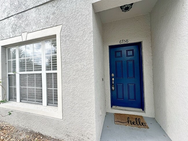 Building Photo - This perfect low-maintenance townhome is r...
