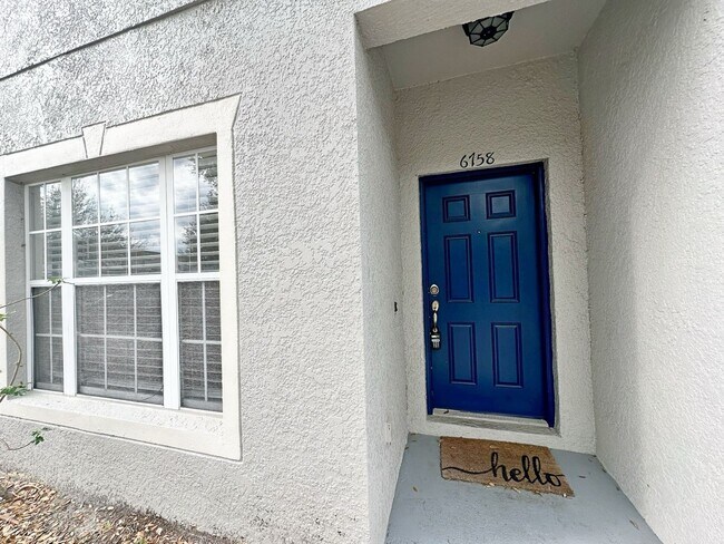 Foto del edificio - This perfect low-maintenance townhome is r...
