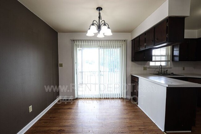 Building Photo - 2947 Ravenswood Dr