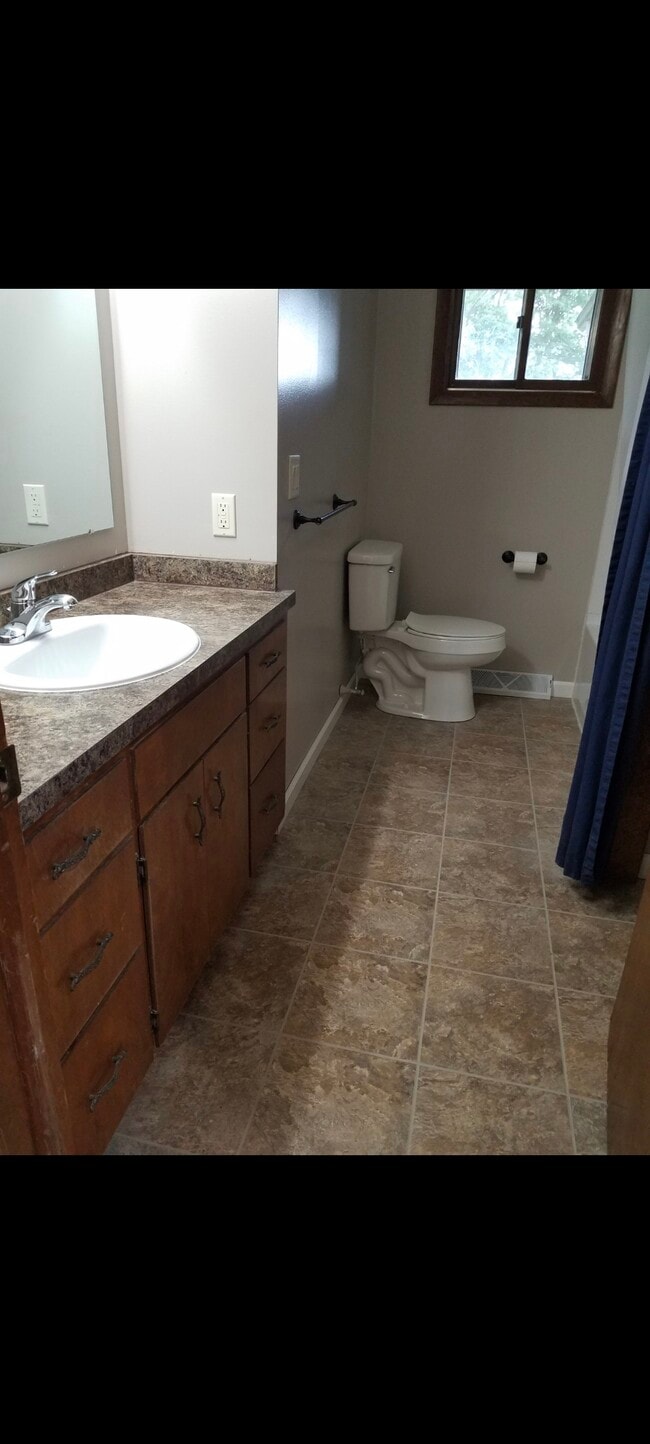 Main bath - 5739 G Rd