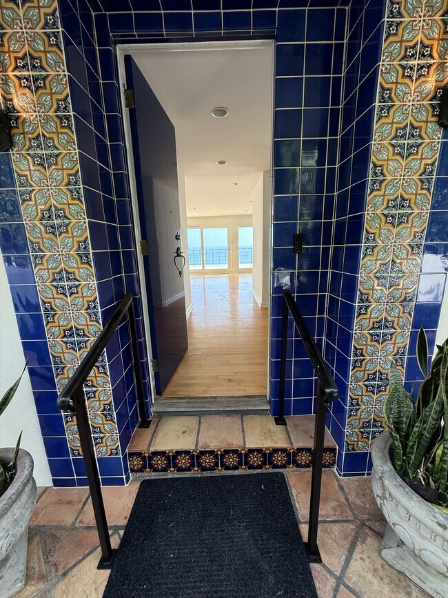 Entrada - 18139 Coastline Dr