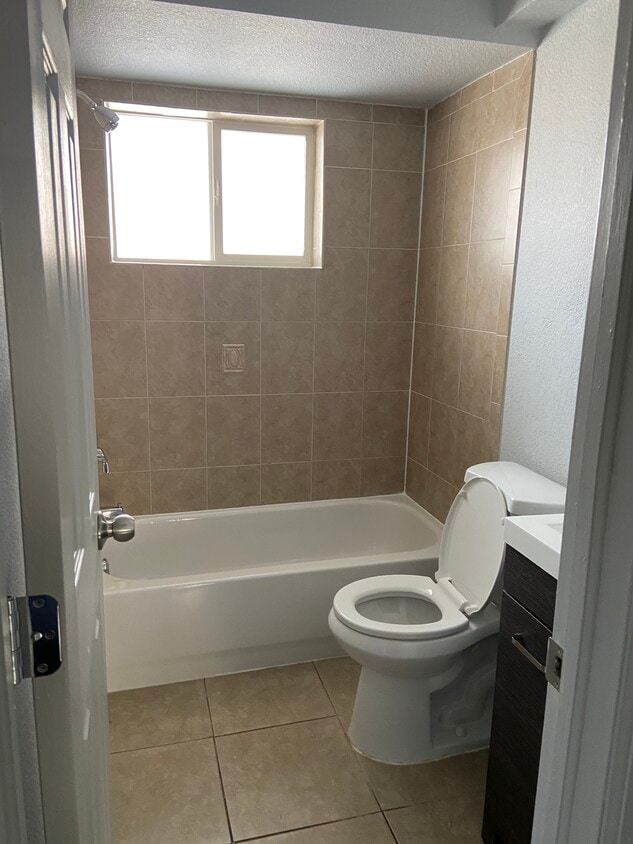 Bathroom - 1540 Valentia St