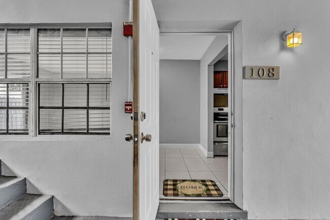 Building Photo - 626 SW 14th Ave