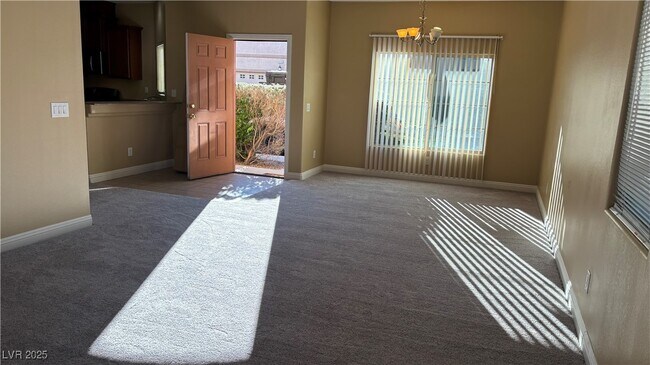 Foto del edificio - 9473 Alma Ridge Ave