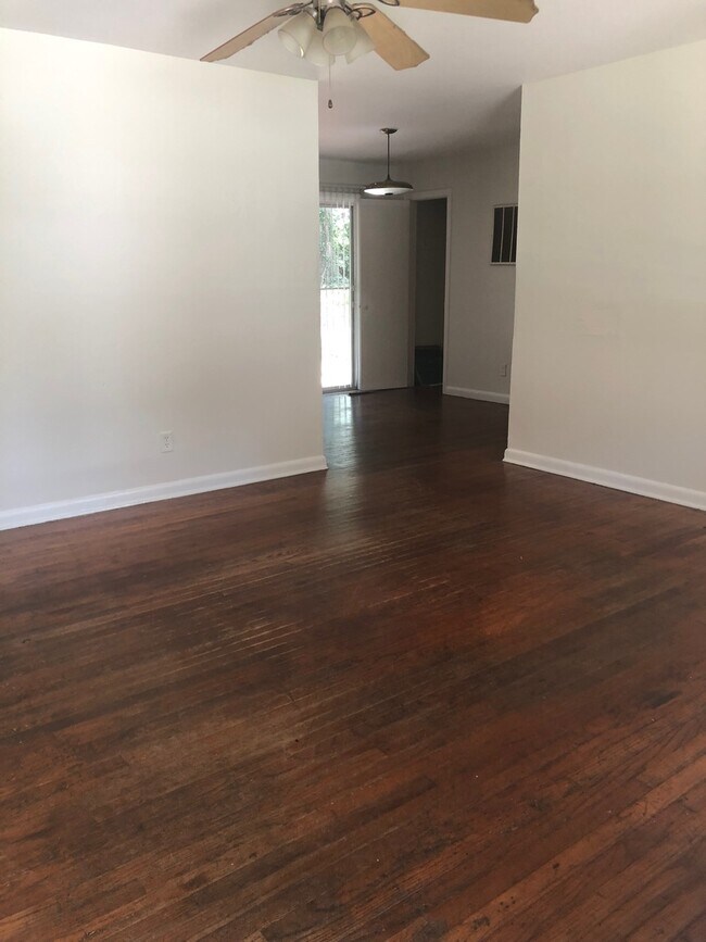 Building Photo - 3/2.5 House with large yard walking distan...