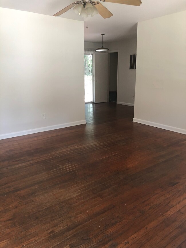 Foto del edificio - 3/2.5 House with large yard walking distan...