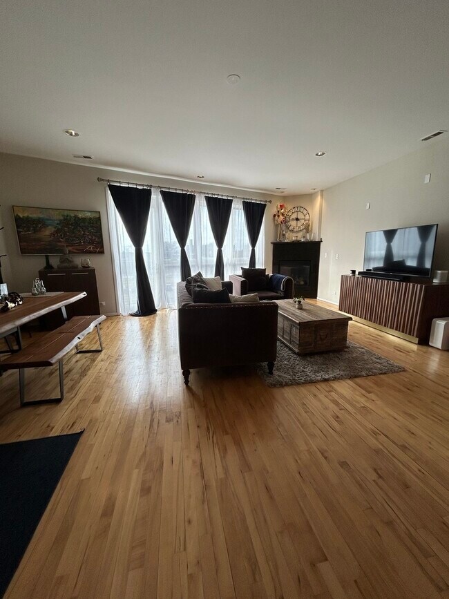 Foto del edificio - 2436 W Madison St