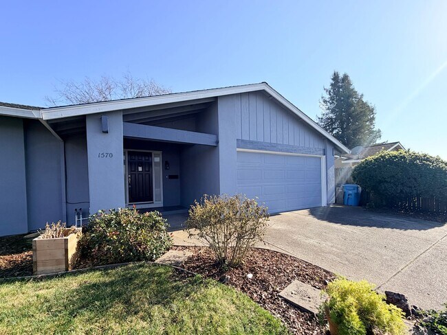 Foto del edificio - Eastside Single-Story Home with Updates & Private Yard