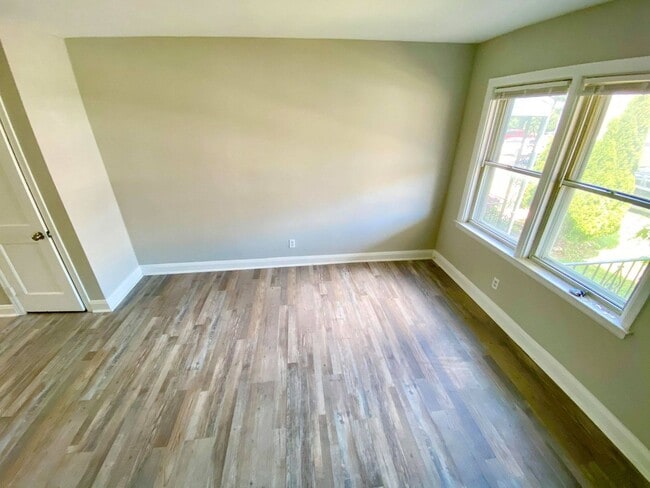Building Photo - Updated 2-Bedroom Bayview Home - Walk to H...