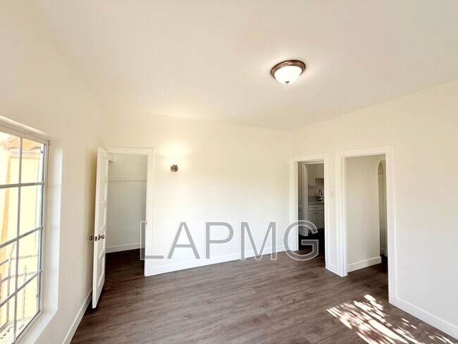 Foto del edificio - 2941-2943 1/2 W. 11th Street
