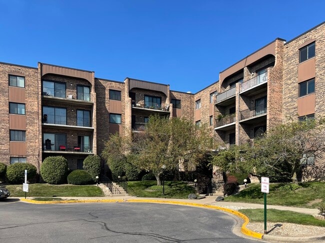 Building Photo - 601 W Huntington Commons Rd
