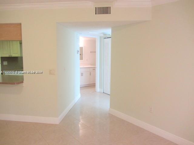 Foto del edificio - 8353 Lake Dr
