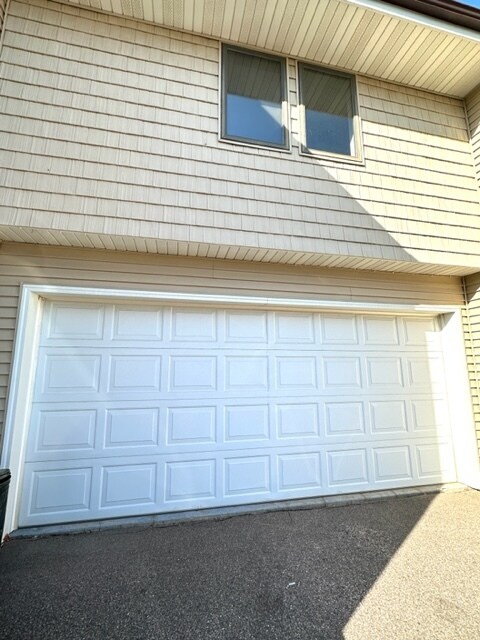 Garaje extra grande para 2 autos con mucho espacio de almacenamiento. - 334 W 5th St