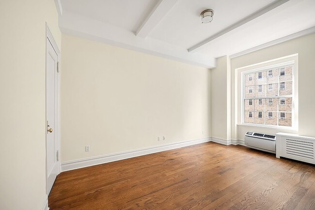 Building Photo - 56 Pine St