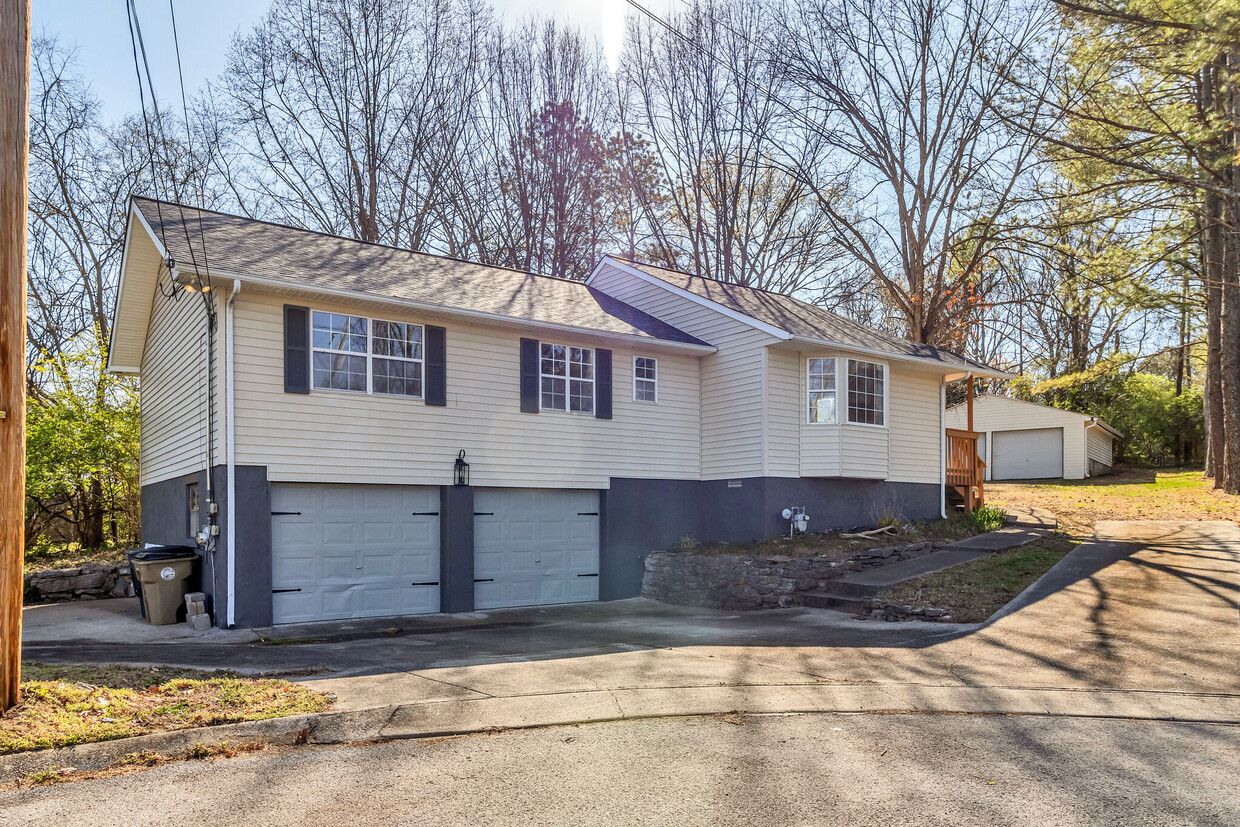 Primary Photo - 2828 Airwood Dr