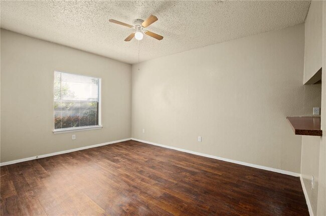 Foto del edificio - 3400 Lynridge Dr