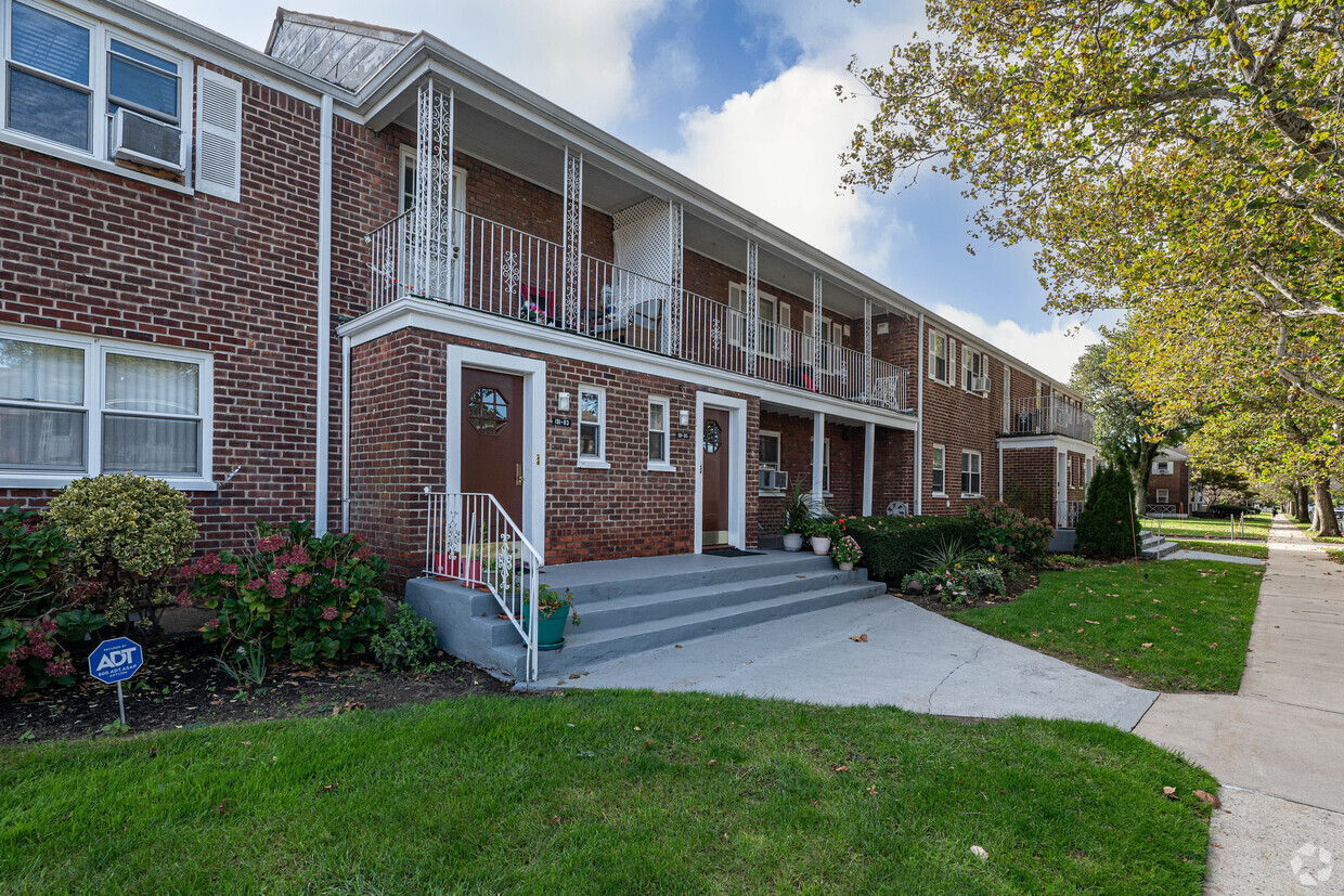 13103 234th St - Laurelton Gardens