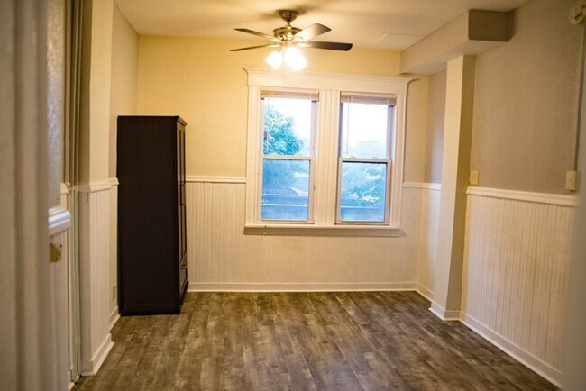 Building Photo - 4 bedroom 2 bath available 9/1/2023