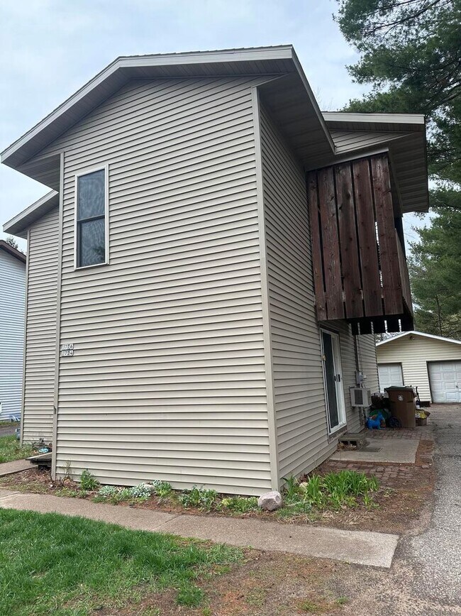 Building Photo - 2 Bedroom Lower Duplex