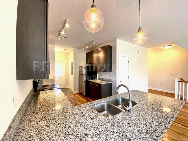 Foto del edificio - 311 W 13th St