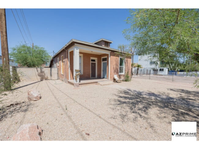 Building Photo - Charming 2/1 Apartment unit in the Heart o...