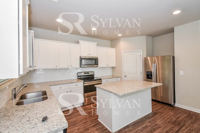 Building Photo - Gorgeous 3BR 2.5BA Traditional Home