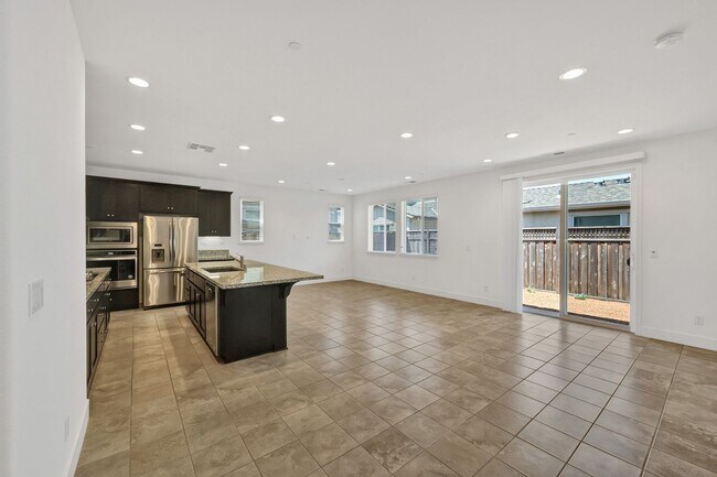 Foto del edificio - Stunning 4 Bedrooms 3.5 Bathrooms Two Story Home Located Short Distance of Sonoma State Universit...