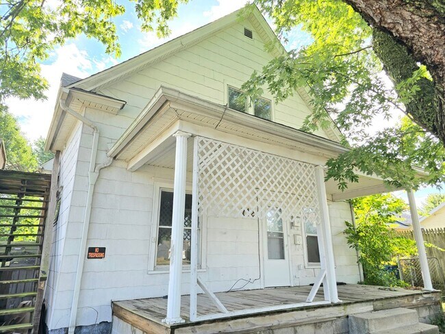 Building Photo - 712 Division St