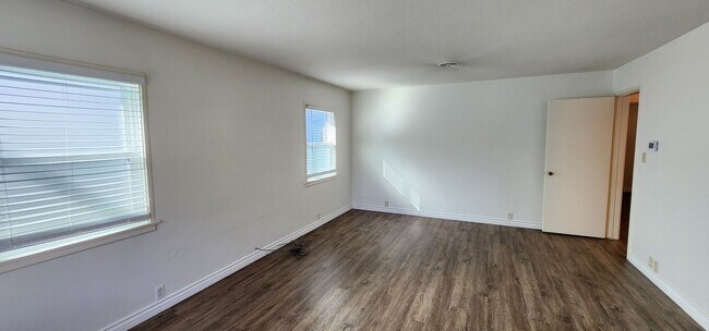 Foto del edificio - 804-808 H Ave.