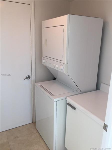 Foto del edificio - 15051 Royal Oaks Ln