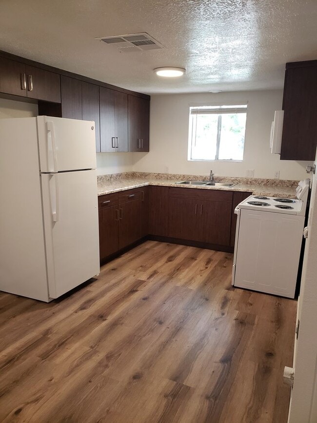 Building Photo - 2 Bed 1 Bath Downtown Apartment.