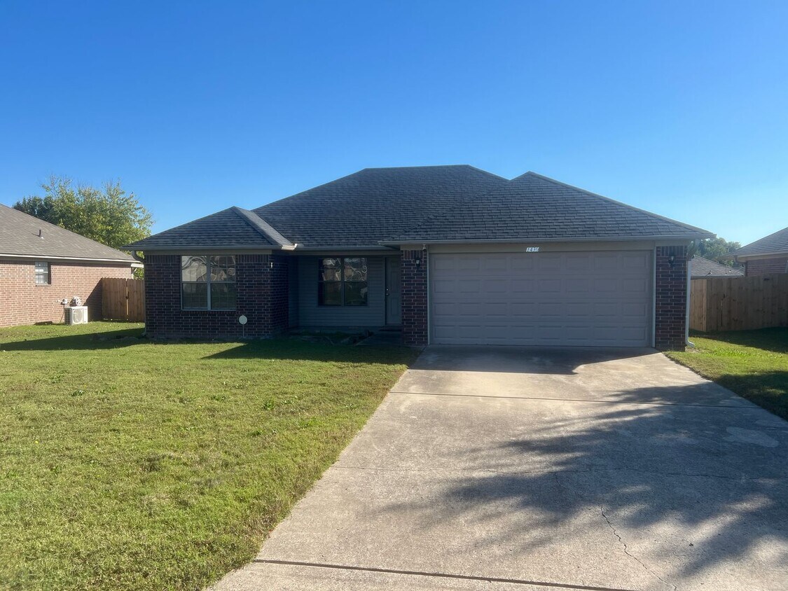 Foto principal - 3 Bed 2 Bath Home