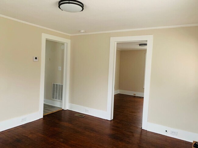 Foto del edificio - Charming 2 Bed/1 Bath Home - .5 Acre - Upd...
