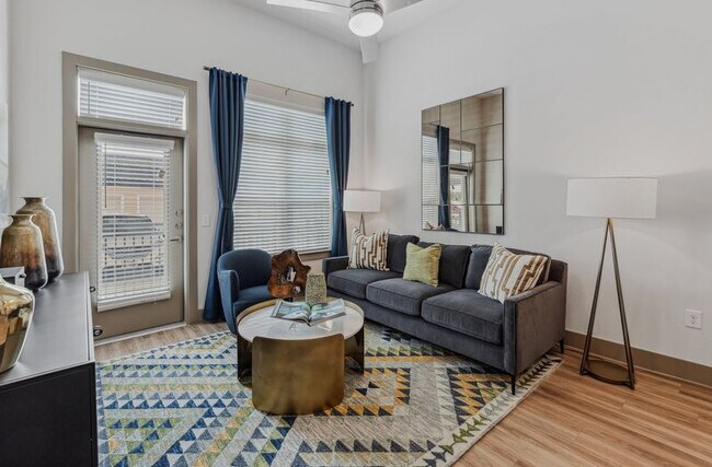 Apartamentos para adultos mayores activos con pisos de madera - Hudson Oaks